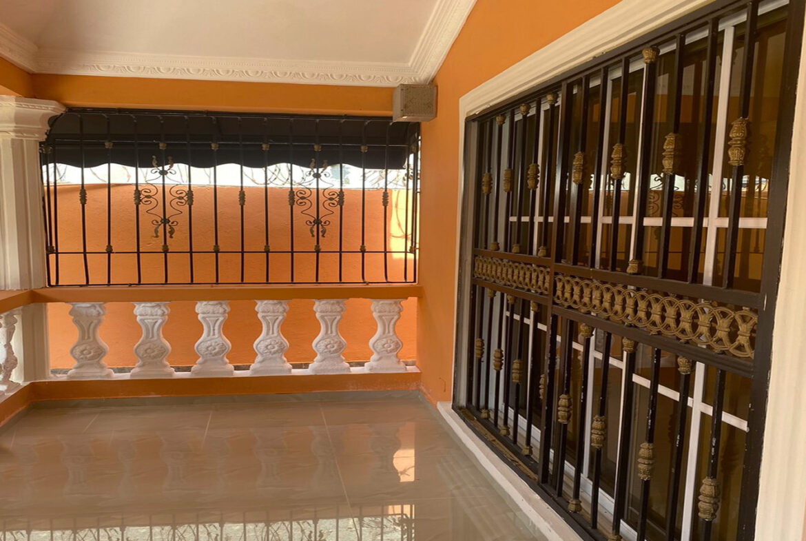 Casa de 1 Nivel con Potencial Para un Segundo en Prado Oriental