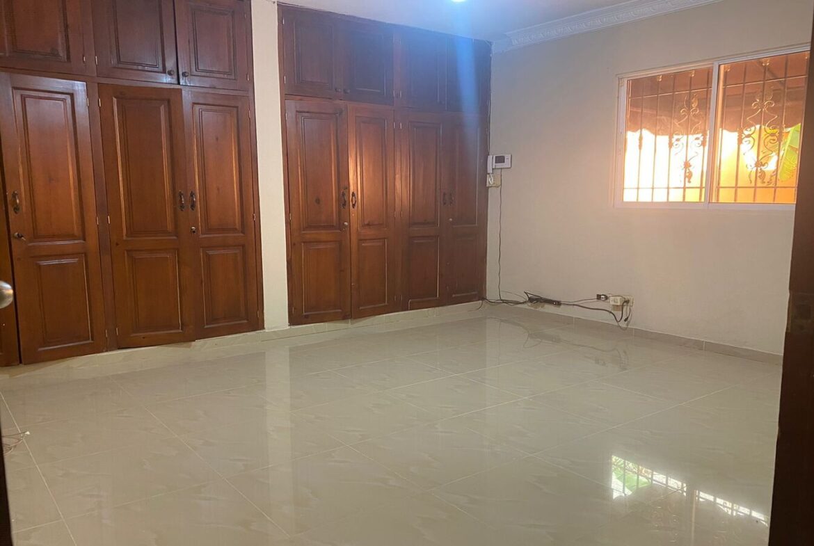 Casa de 1 Nivel con Potencial Para un Segundo en Prado Oriental