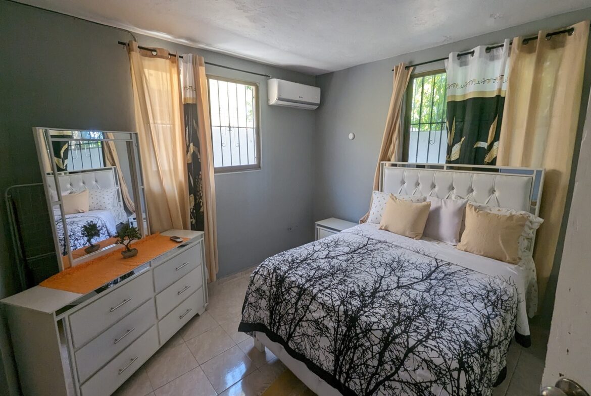 ¡Casa Dividida en Tres Apartamentos Para Inversión!
