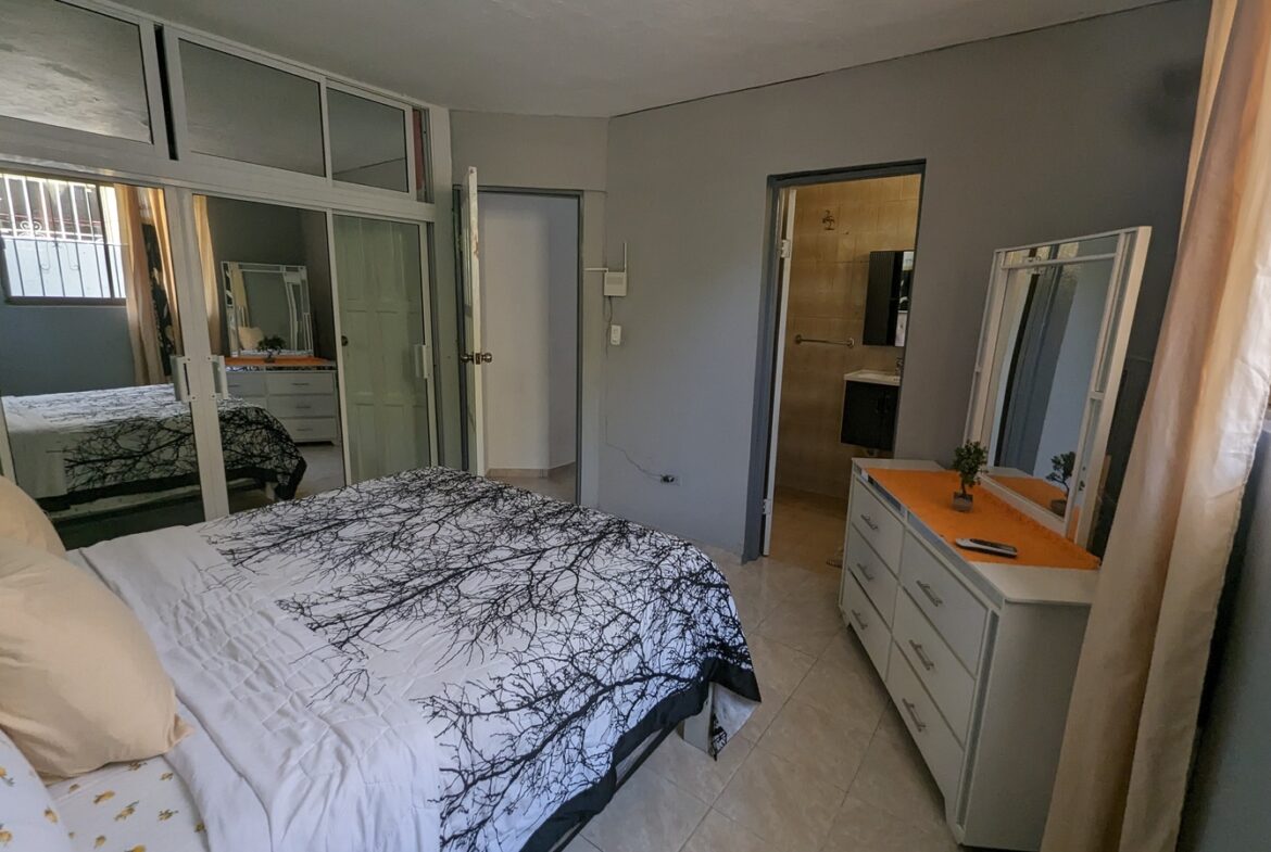 ¡Casa Dividida en Tres Apartamentos Para Inversión!