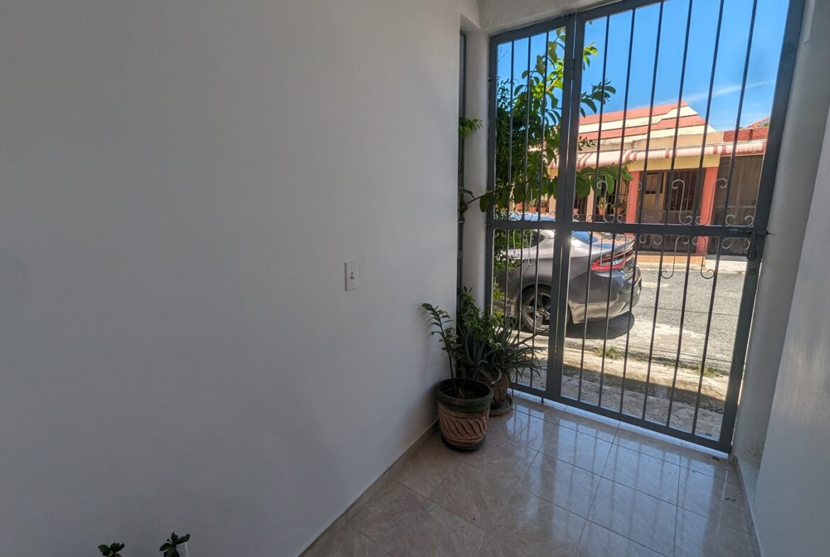¡Casa Dividida en Tres Apartamentos Para Inversión!