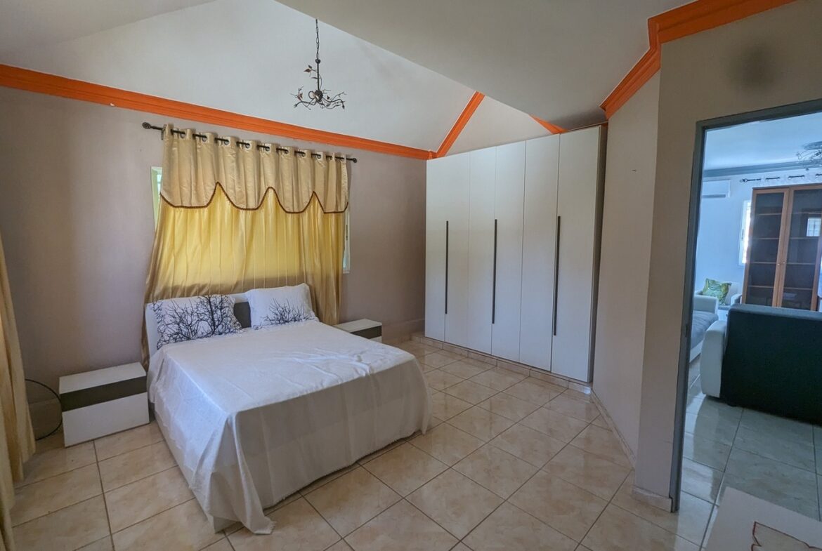 ¡Casa Dividida en Tres Apartamentos Para Inversión!