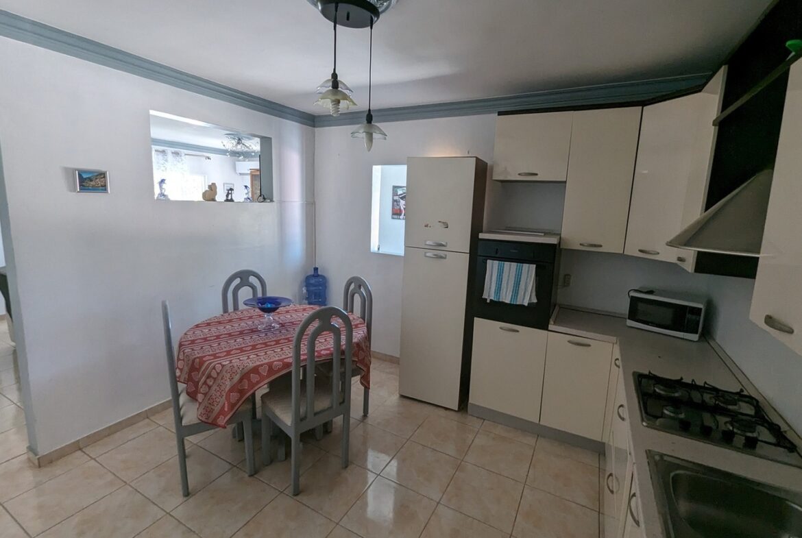 ¡Casa Dividida en Tres Apartamentos Para Inversión!
