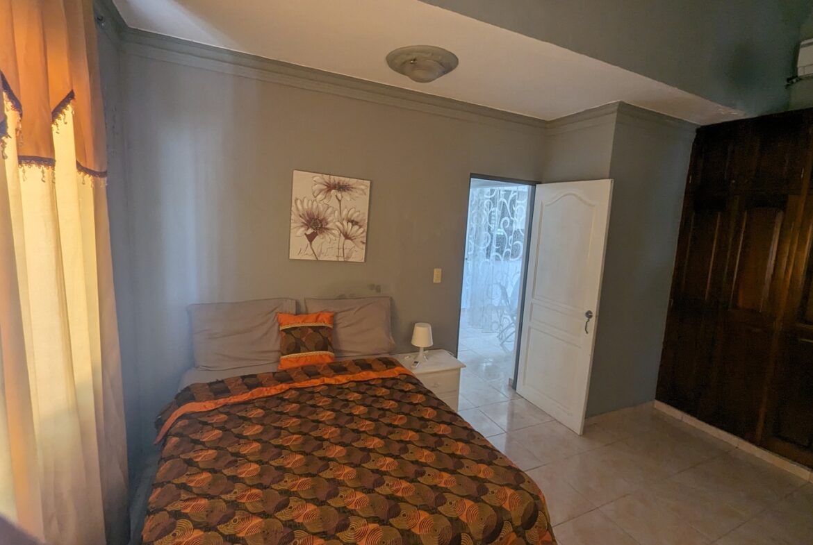 ¡Casa Dividida en Tres Apartamentos Para Inversión!