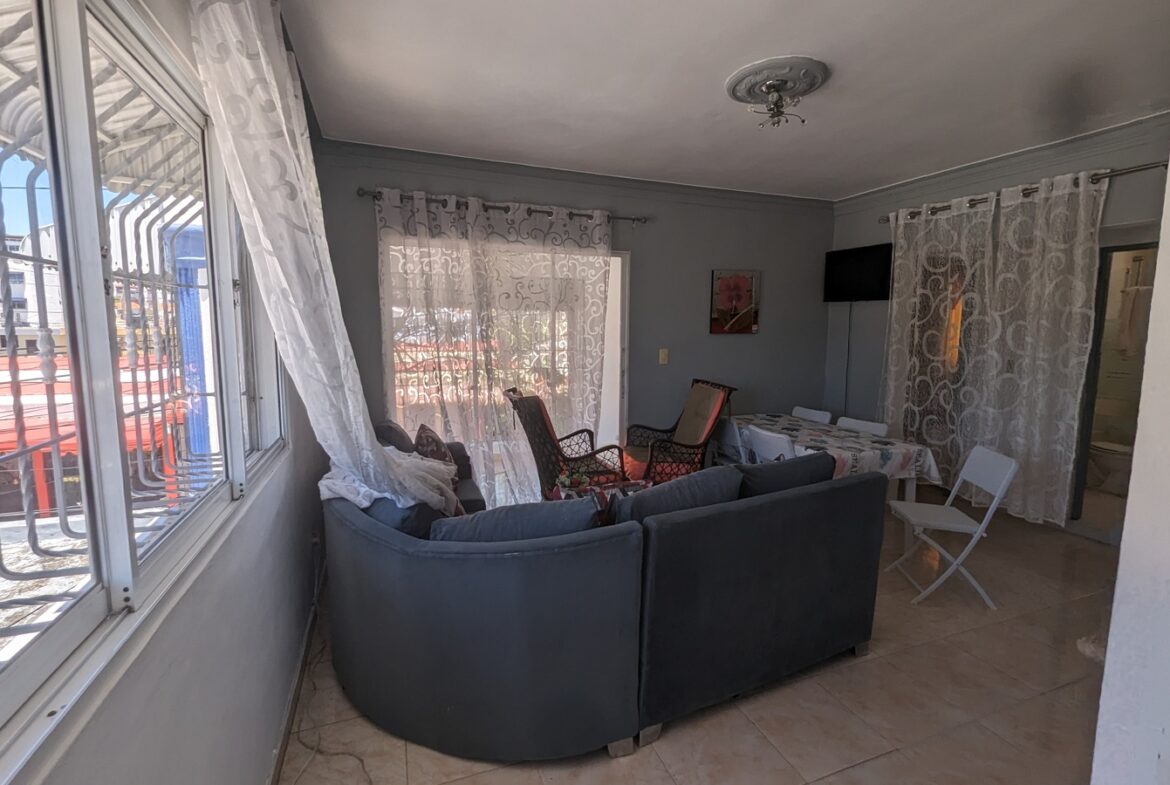 ¡Casa Dividida en Tres Apartamentos Para Inversión!