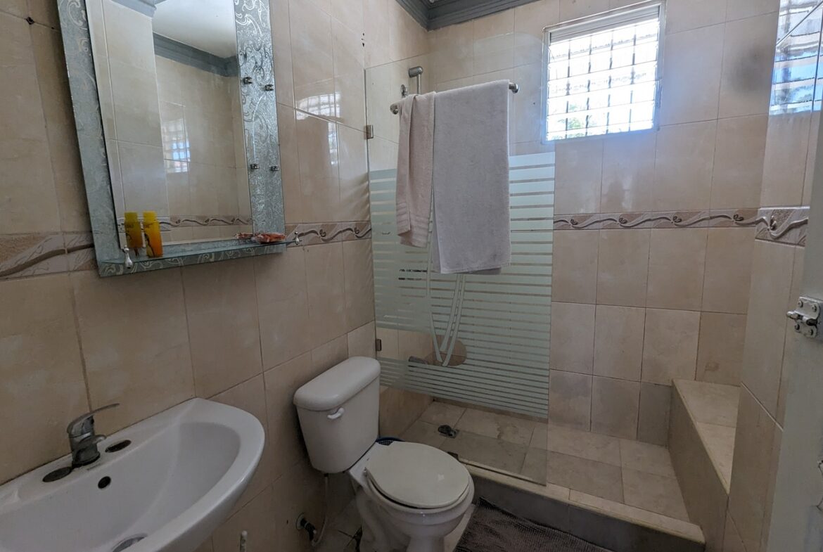 ¡Casa Dividida en Tres Apartamentos Para Inversión!
