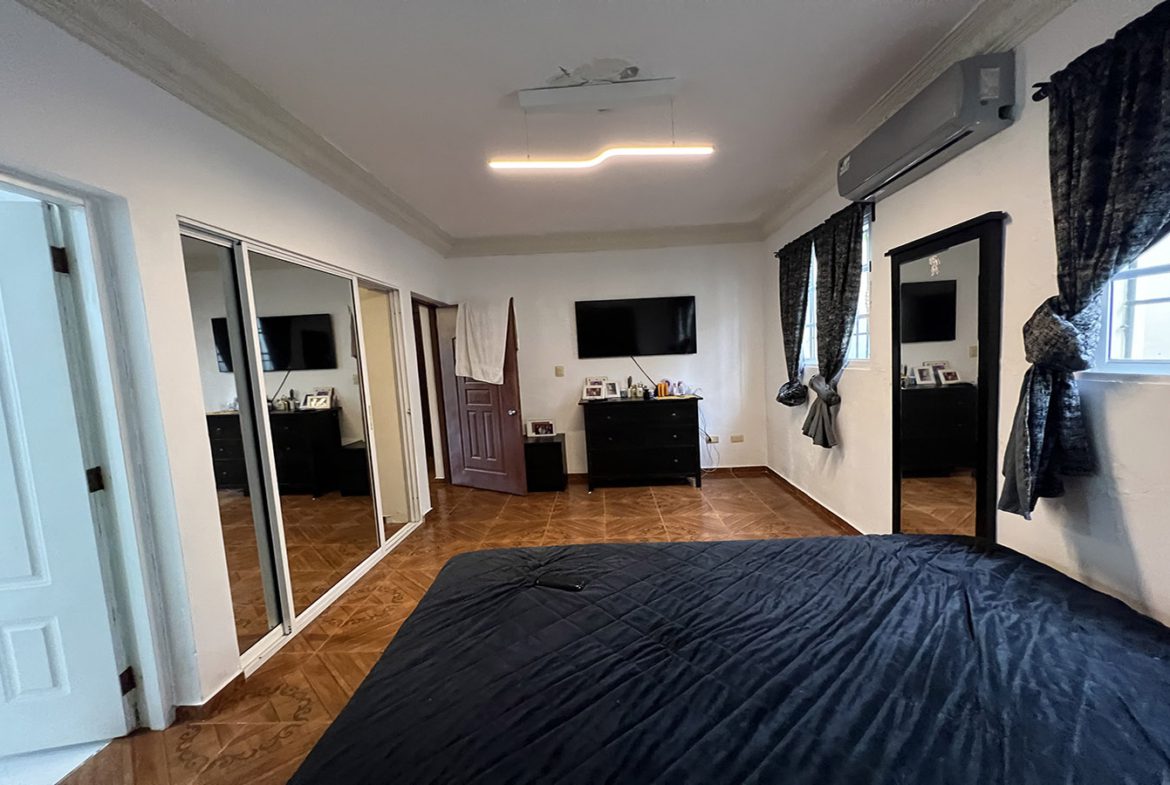 Casa de un nivel NEGOCIABLE en Prado Oriental