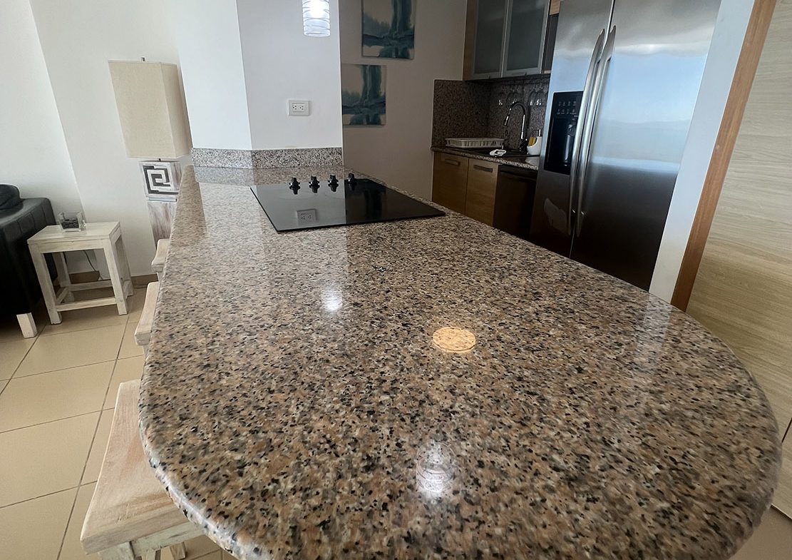 En Venta Apartamento Piso 9 en Marbella Frente a la Playa