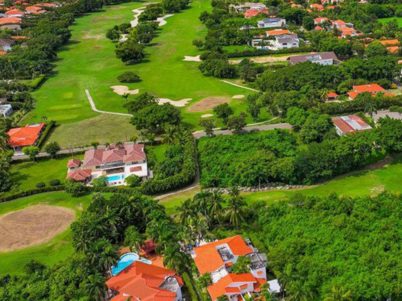 Villa Familiar en Con Piscina Rodeada de Naturaleza Metro Country Club en Juan Dolio