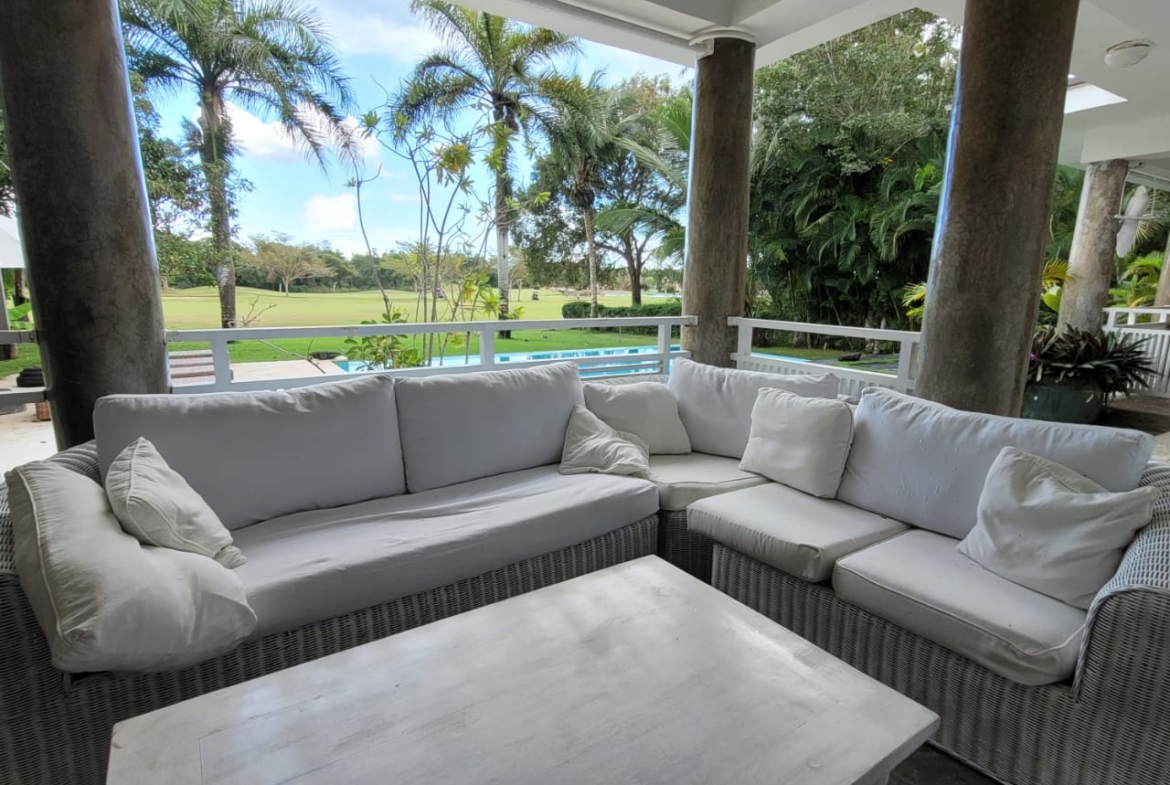 Villa de Dos Niveles con Impresionante vista Piscina en Metro Country Club