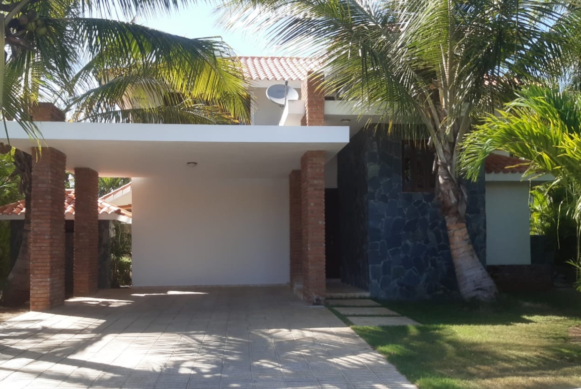 Villa de Dos Niveles con Impresionante vista Piscina en Metro Country Club