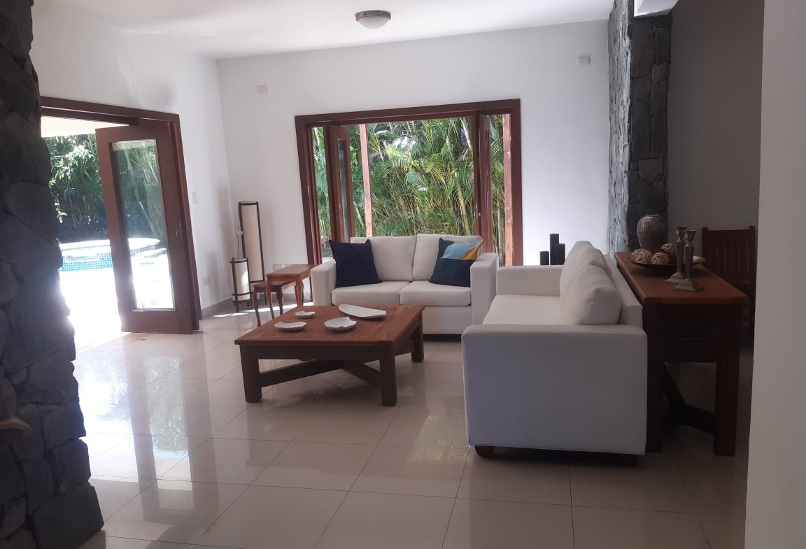 Villa de Dos Niveles con Impresionante vista Piscina en Metro Country Club