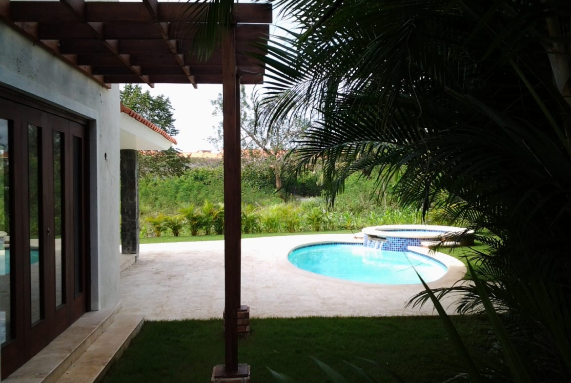 Villa de Dos Niveles con Impresionante vista Piscina en Metro Country Club