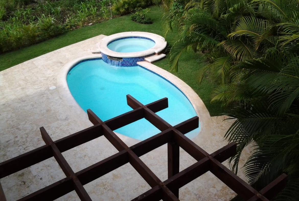 Villa de Dos Niveles con Impresionante vista Piscina en Metro Country Club
