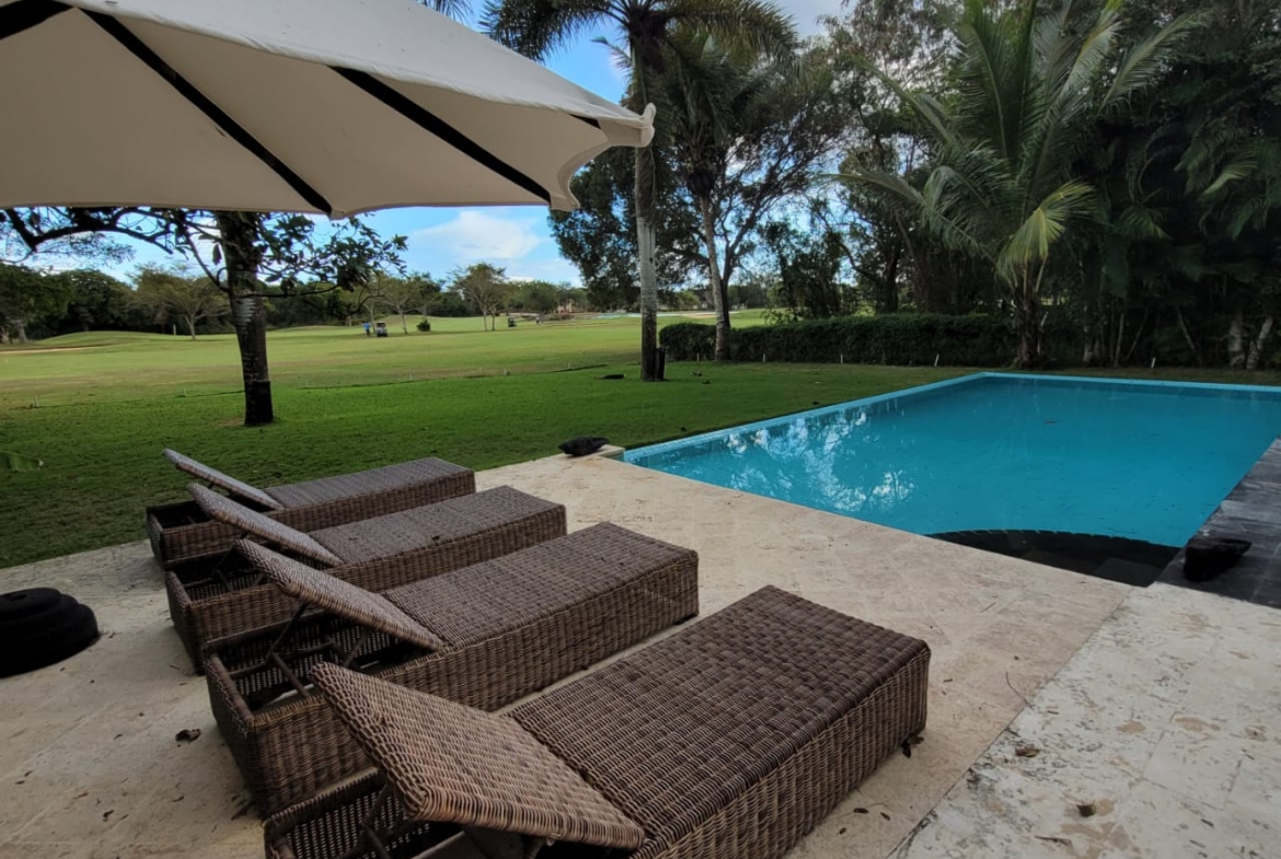 Villa de Dos Niveles con Impresionante vista Piscina en Metro Country Club