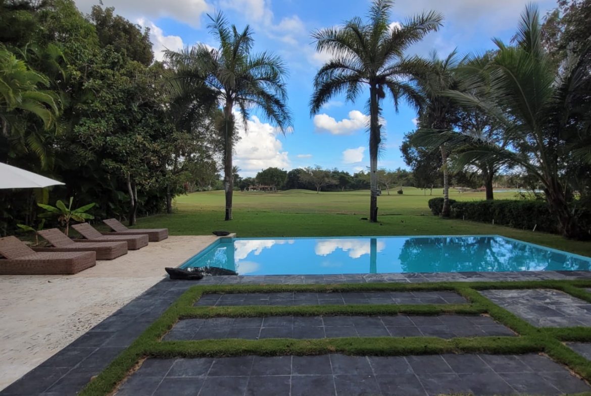 Villa de Dos Niveles con Impresionante vista Piscina en Metro Country Club