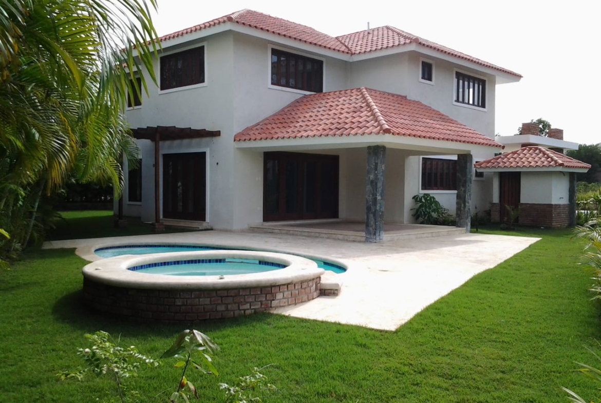 Villa de Dos Niveles con Impresionante vista Piscina en Metro Country Club
