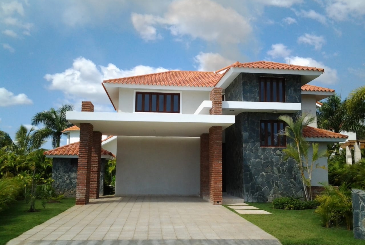 Villa de Dos Niveles con Impresionante vista Piscina en Metro Country Club