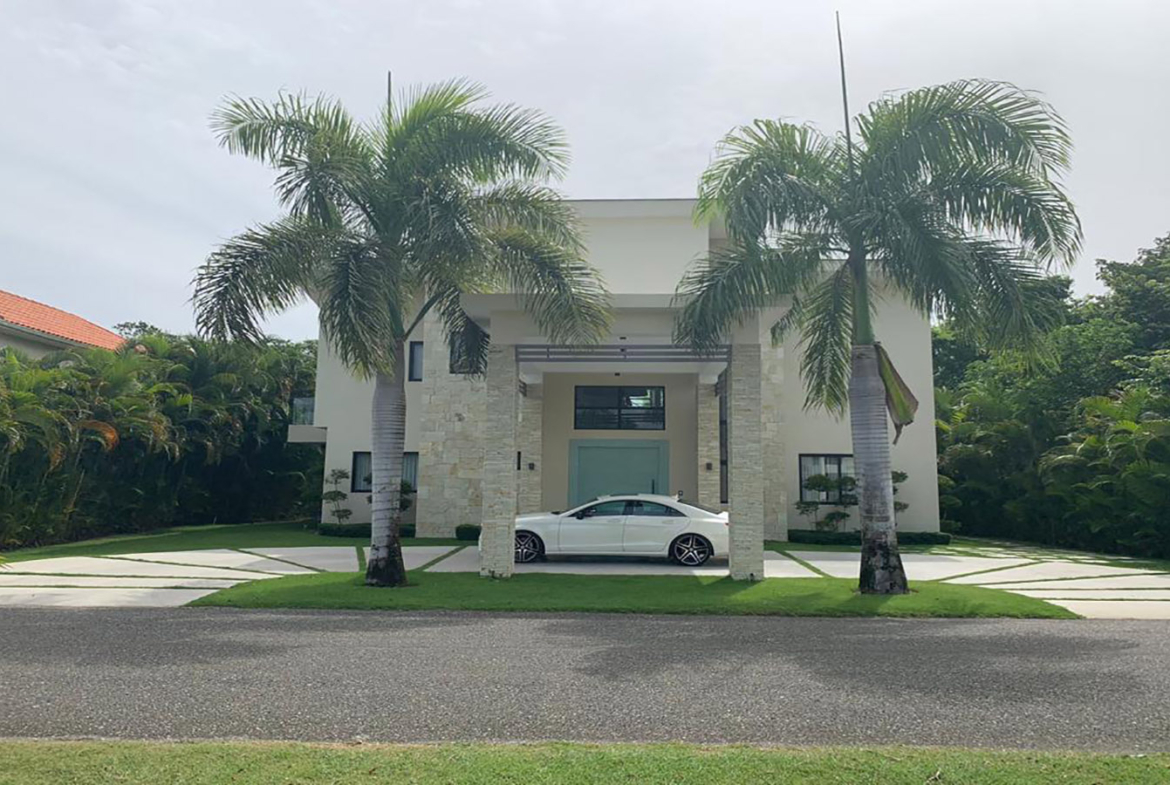 Villa Moderna Amplios Jardines en Metro Country Club