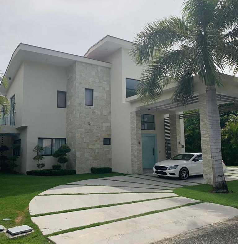 Villa Moderna Amplios Jardines en Metro Country Club