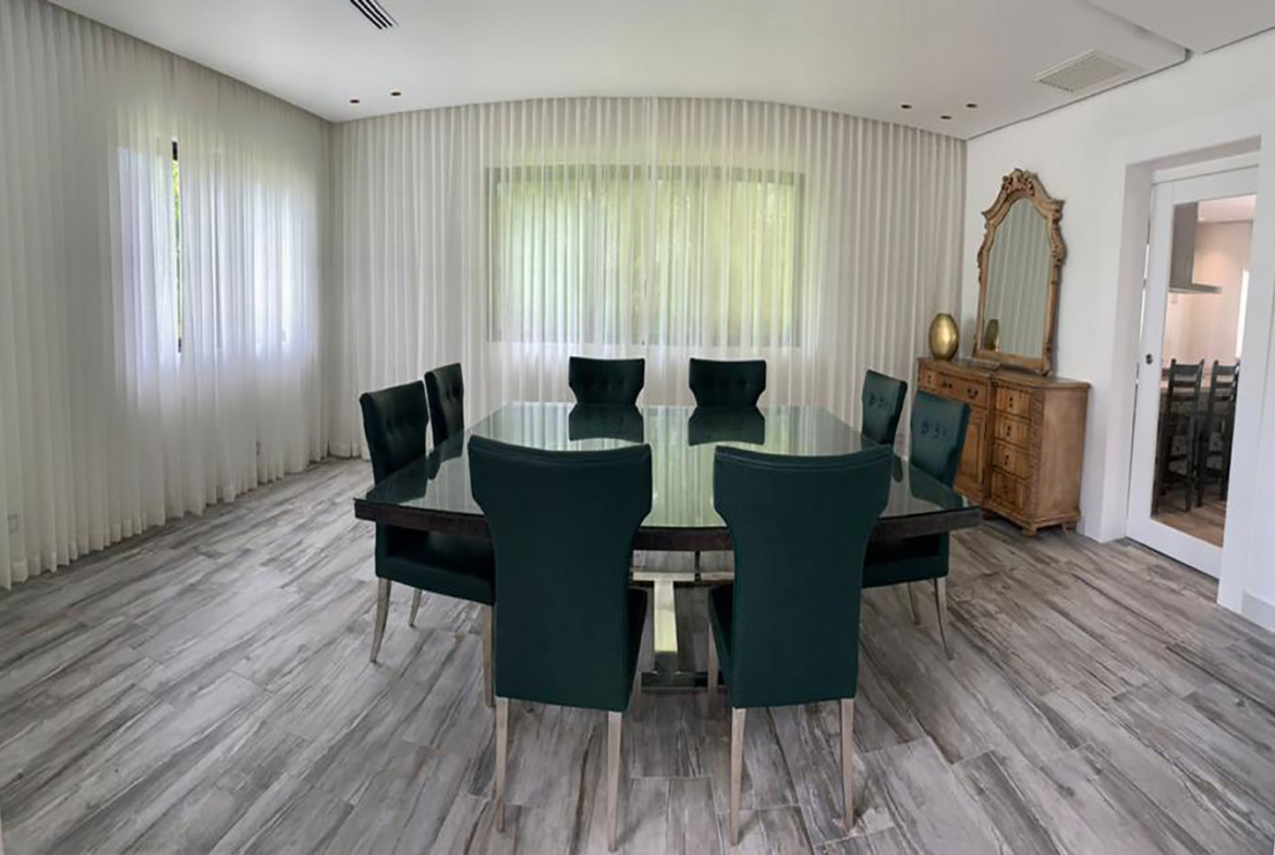 Villa Moderna Amplios Jardines en Metro Country Club