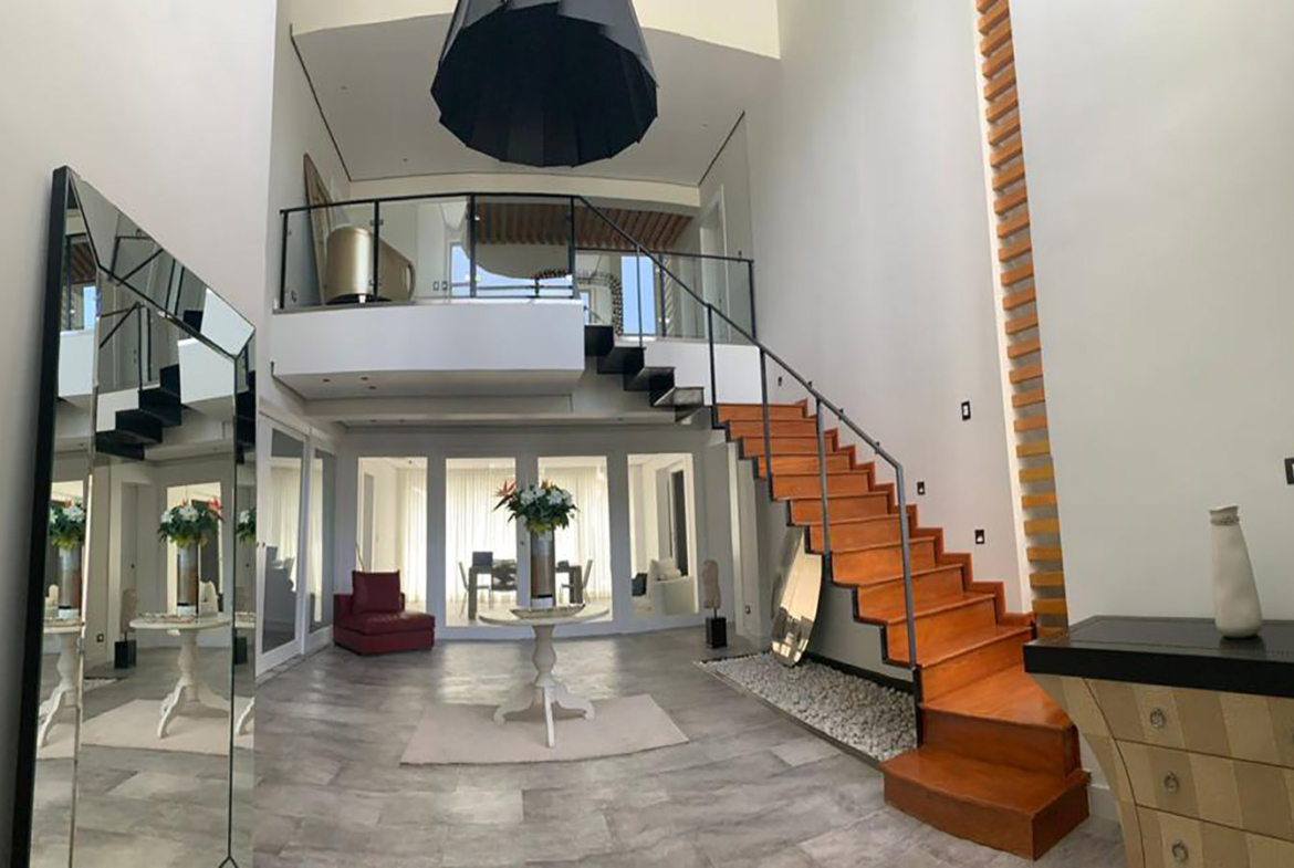 Villa Moderna Amplios Jardines en Metro Country Club