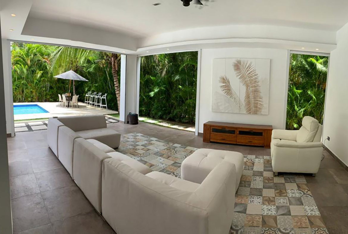 Villa Moderna Amplios Jardines en Metro Country Club