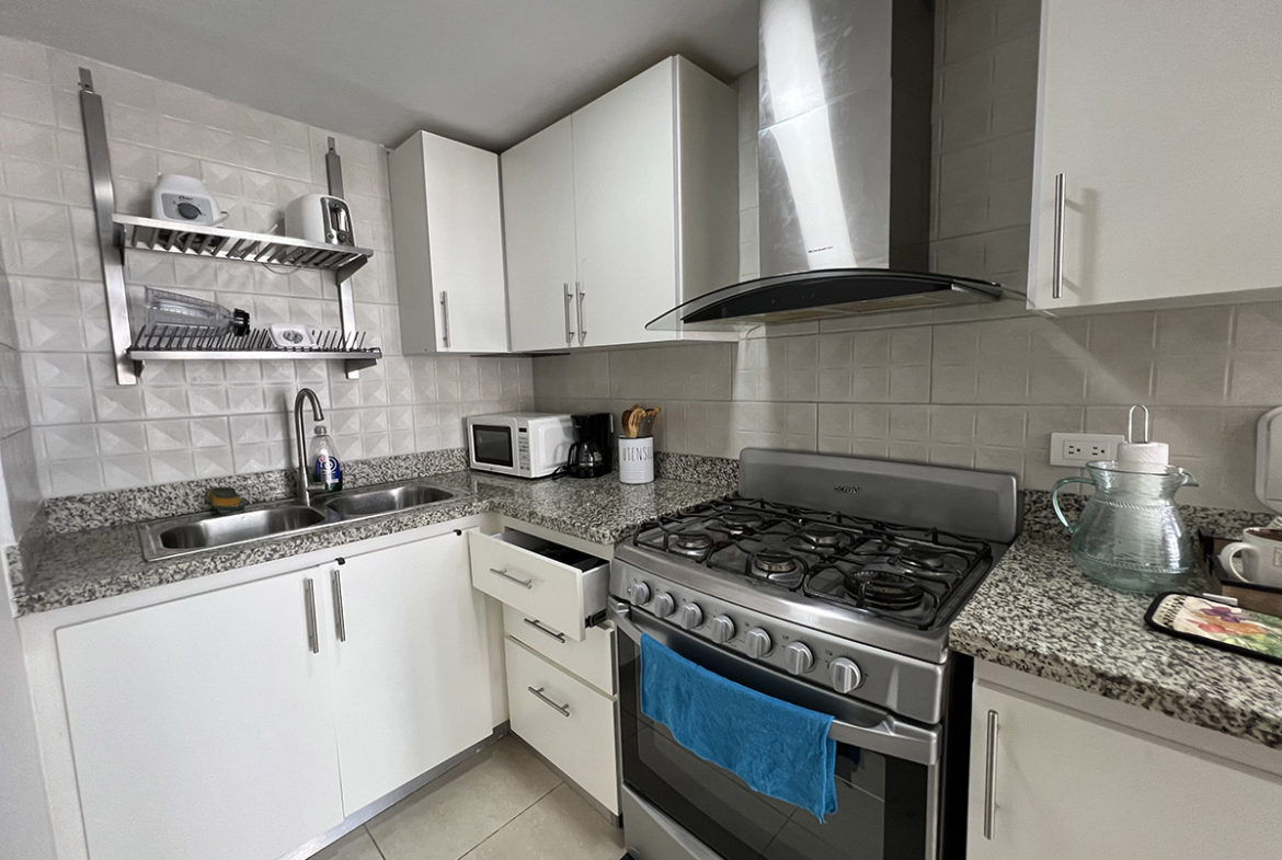 Evaristo Morales; Apartamento Amueblado en Venta Torre Con Amenidades