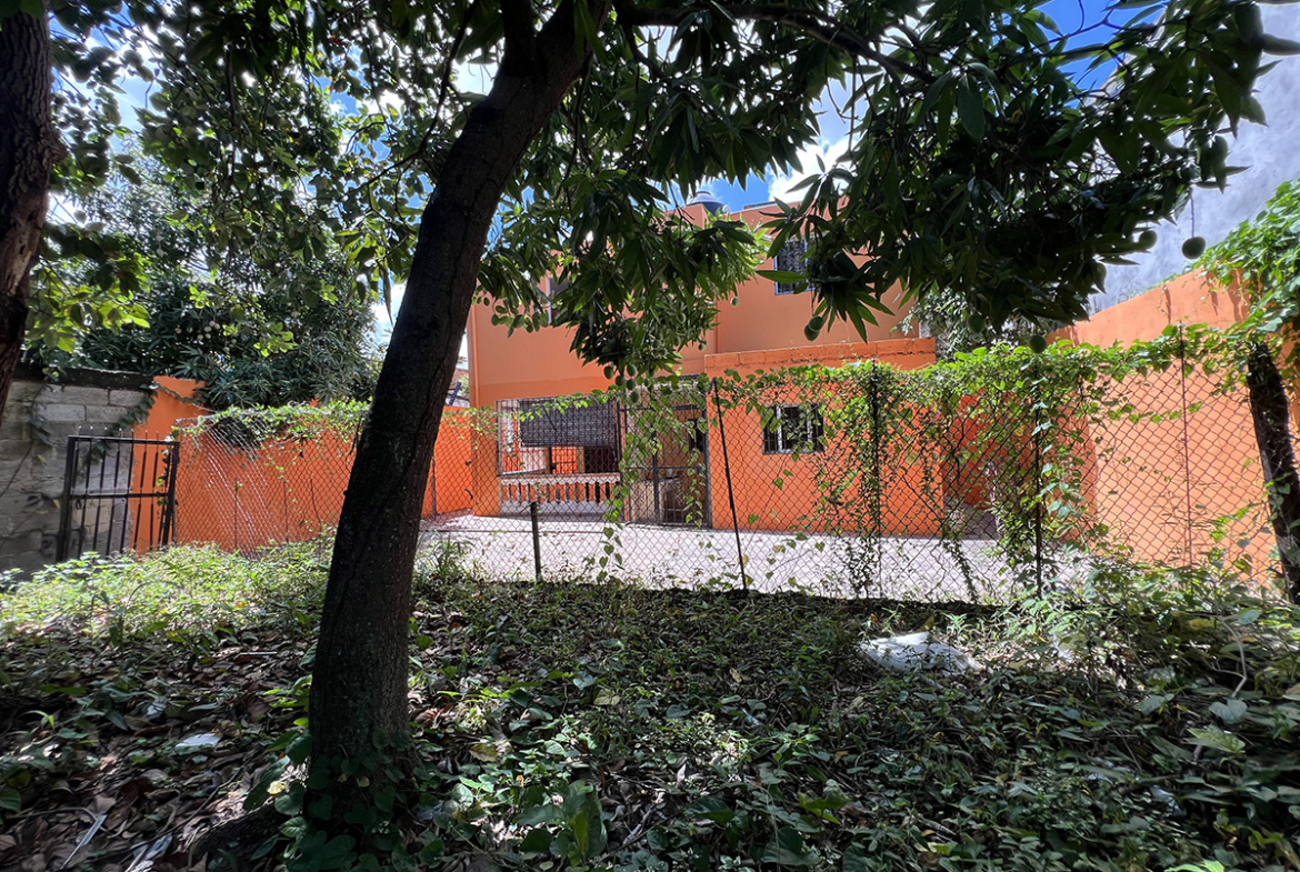 Terreno Con Casa en Venta Alma Rosa II Con Mucho Patio