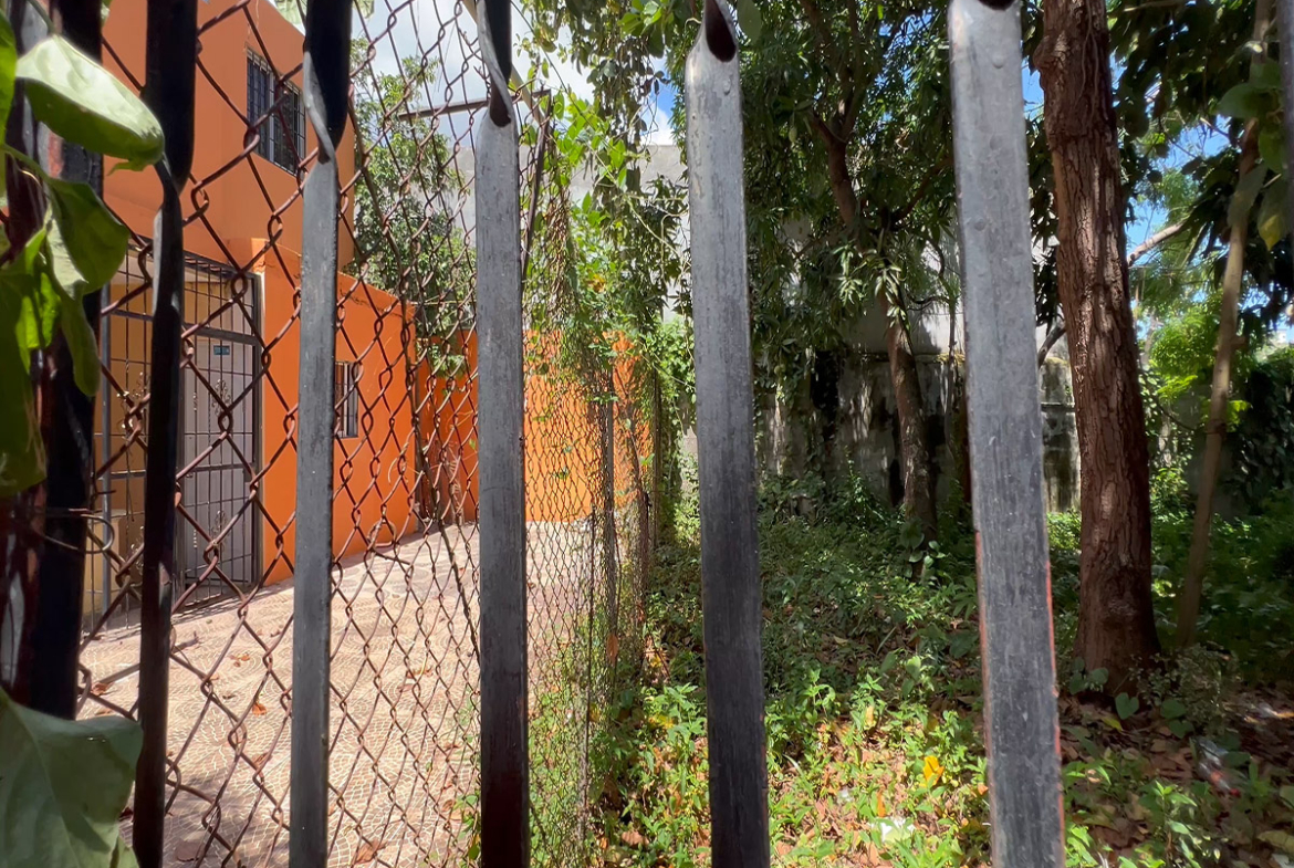 Terreno Con Casa en Venta Alma Rosa II Con Mucho Patio