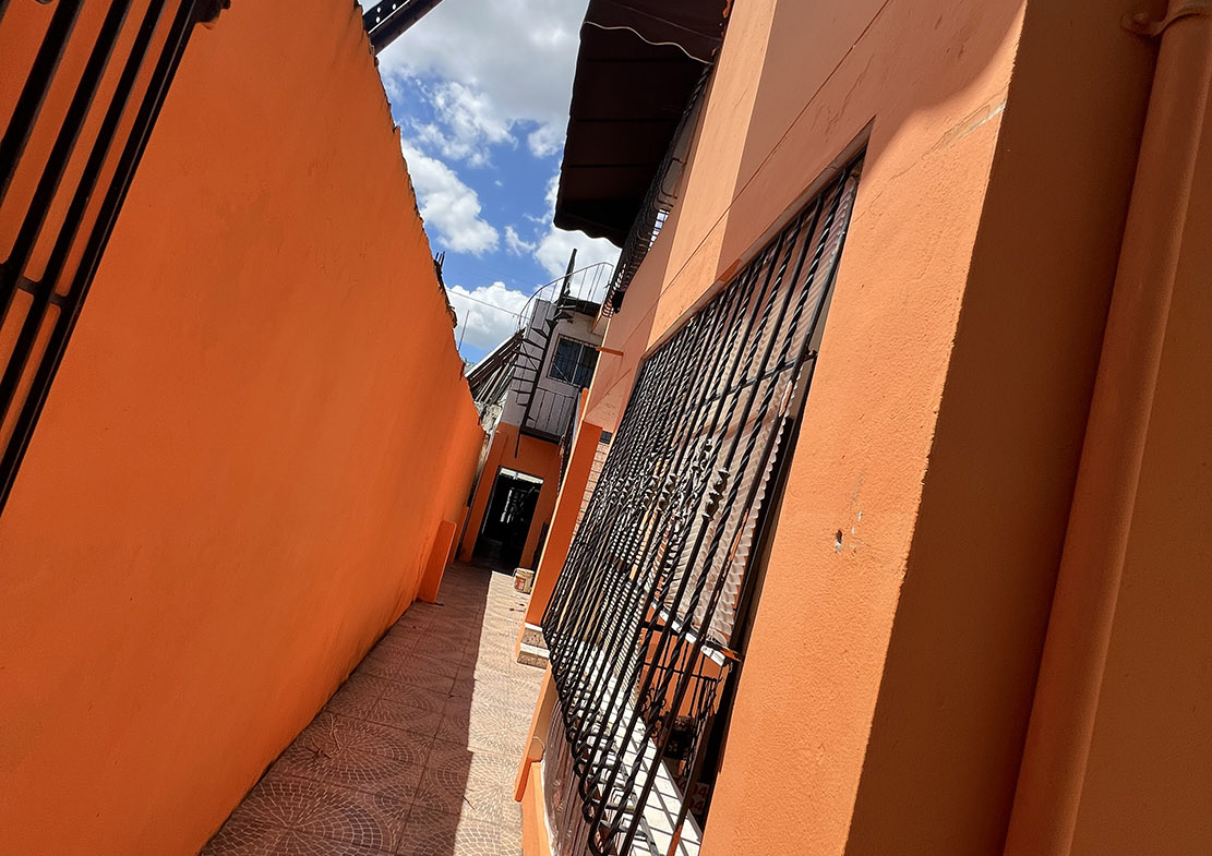 Terreno Con Casa en Venta Alma Rosa II Con Mucho Patio