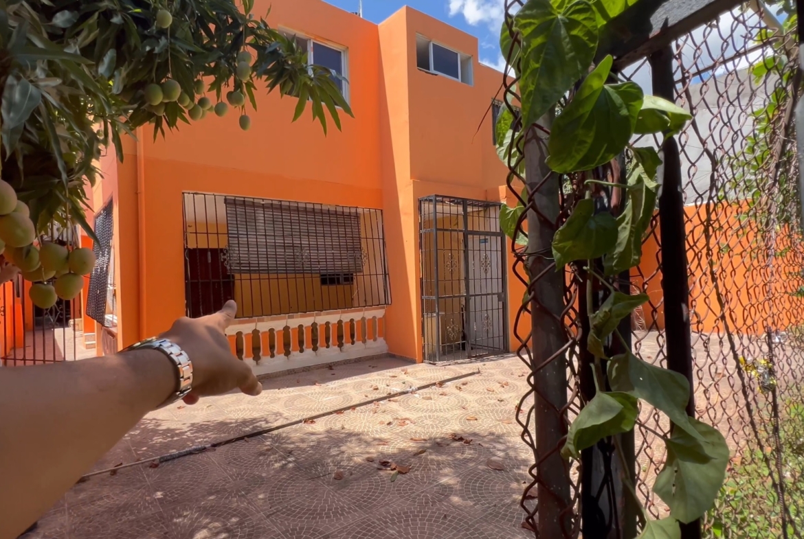 Terreno Con Casa en Venta Alma Rosa II Con Mucho Patio