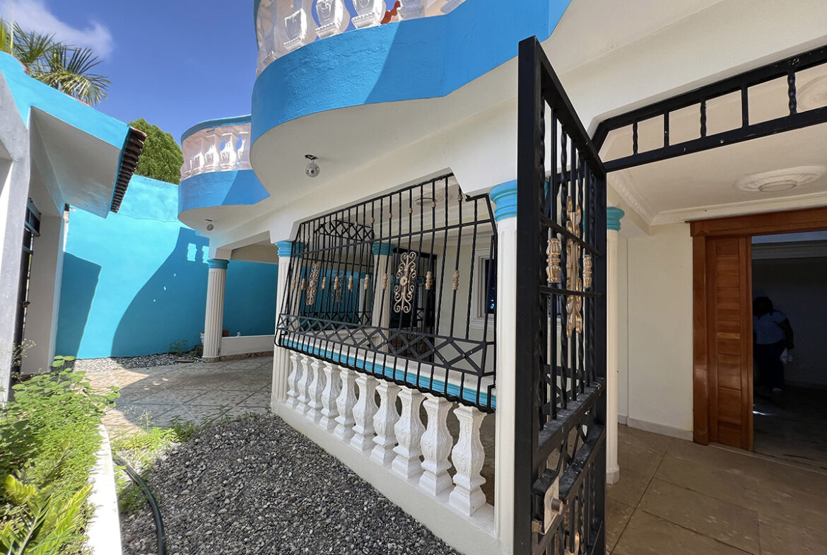 Casa con Patio y Piscina de Dos Niveles en Prado Oriental