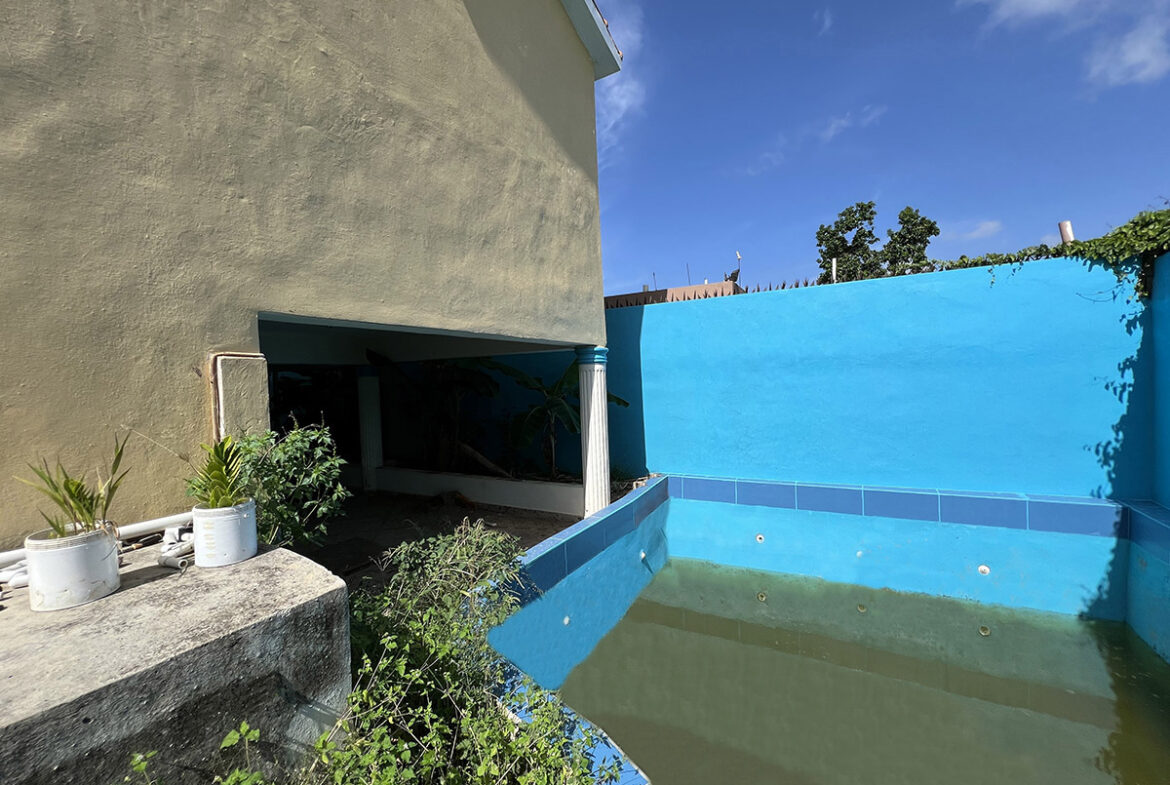 Casa con Patio y Piscina de Dos Niveles en Prado Oriental