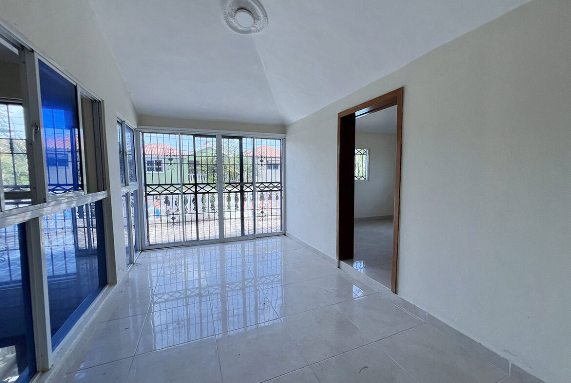 Casa con Patio y Piscina de Dos Niveles en Prado Oriental
