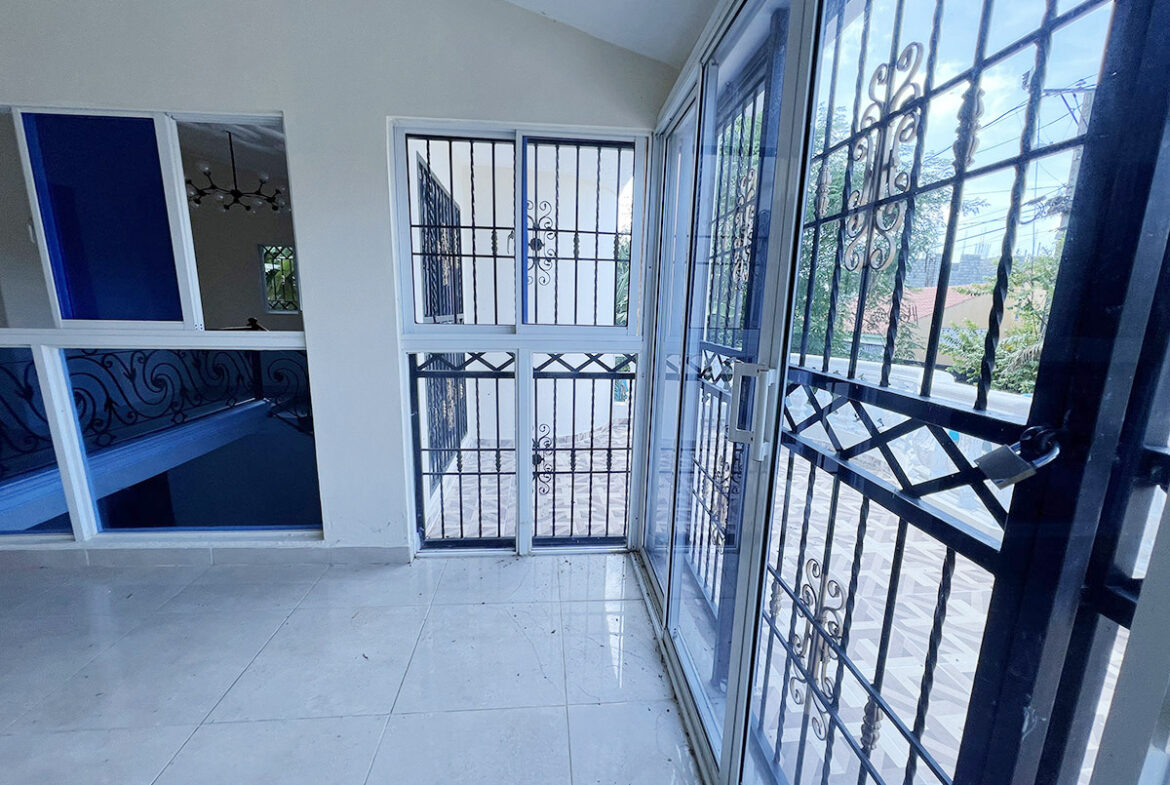 Casa con Patio y Piscina de Dos Niveles en Prado Oriental