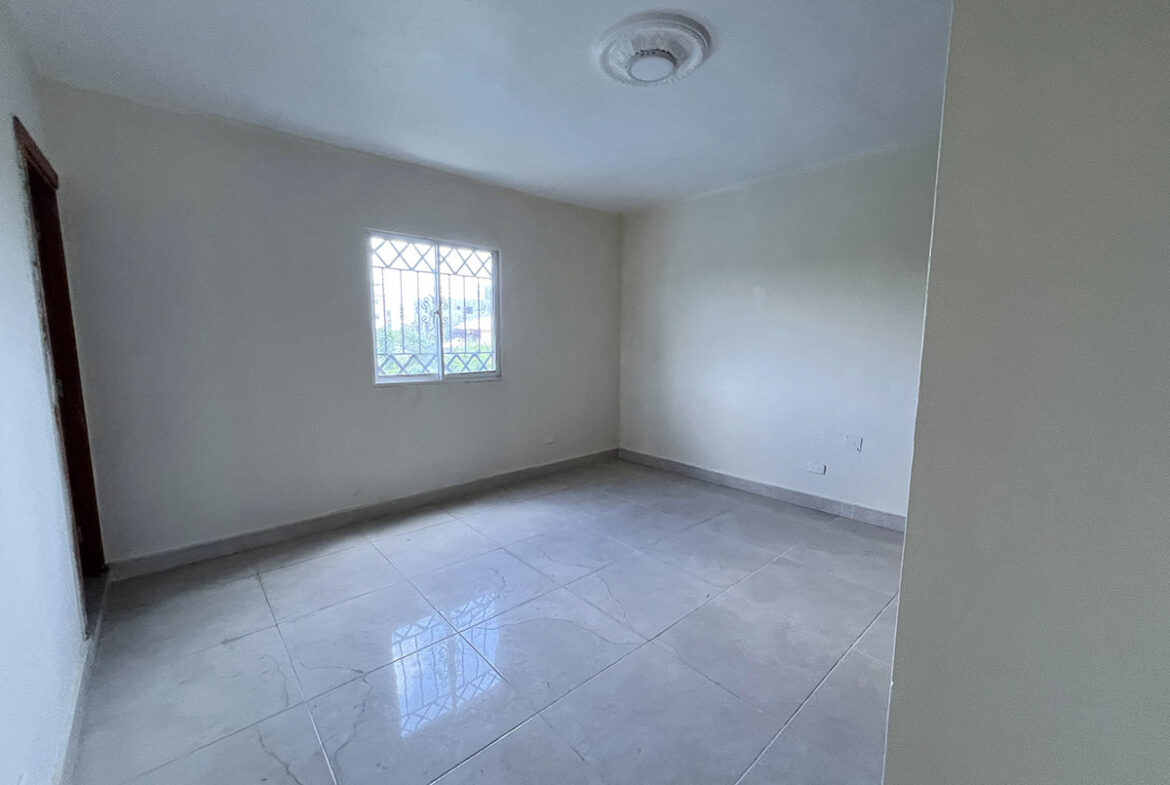 Casa con Patio y Piscina de Dos Niveles en Prado Oriental