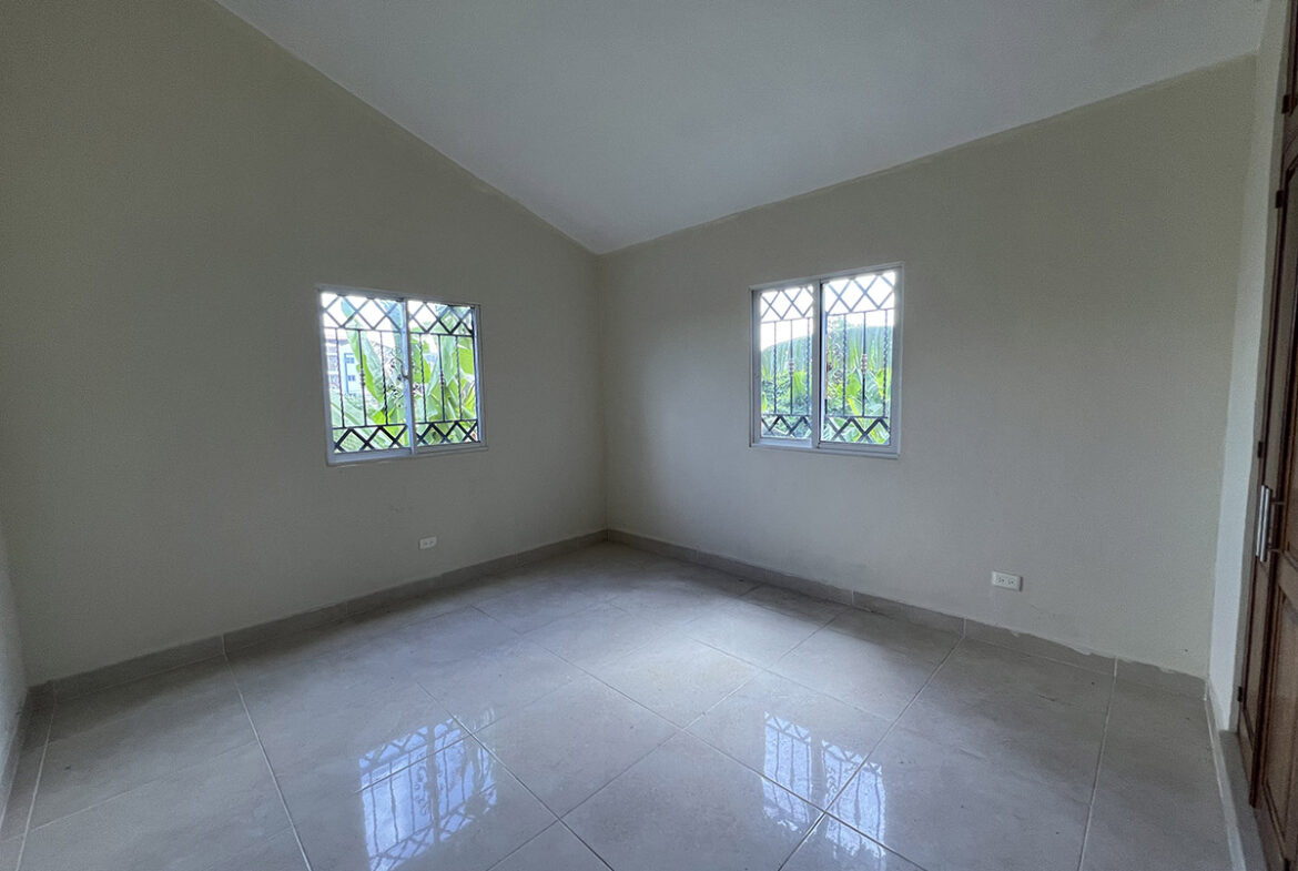 Casa con Patio y Piscina de Dos Niveles en Prado Oriental