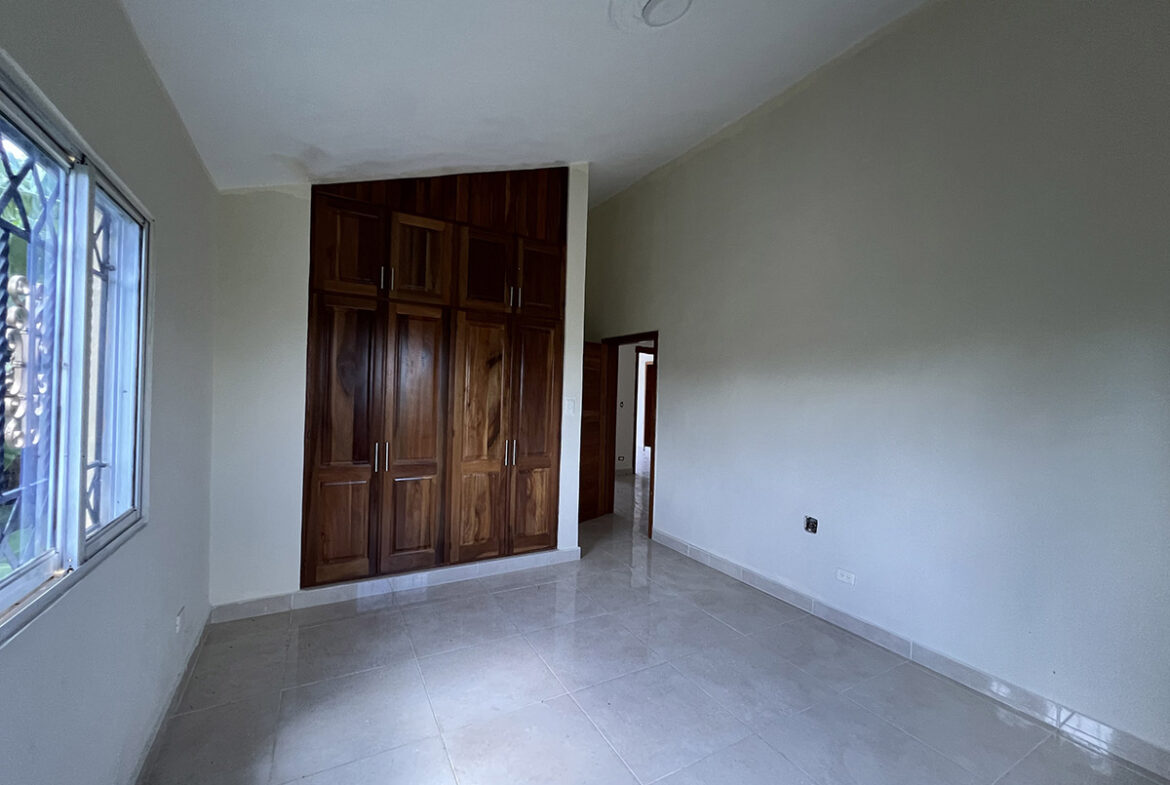 Casa con Patio y Piscina de Dos Niveles en Prado Oriental