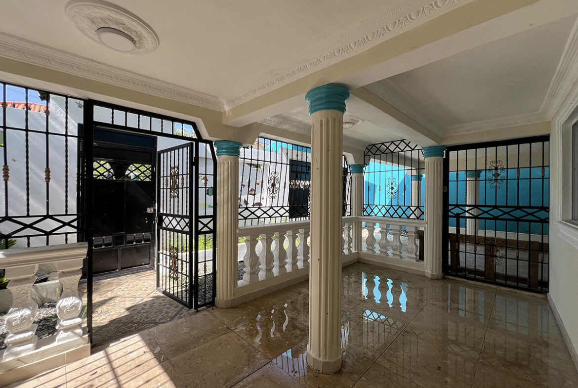 Casa con Patio y Piscina de Dos Niveles en Prado Oriental