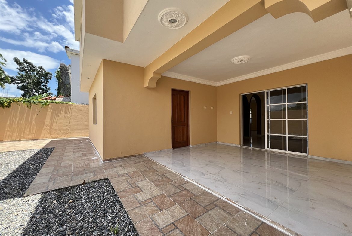 Casa Nueva en Venta Con Estilo Clásico en Prado Oriental