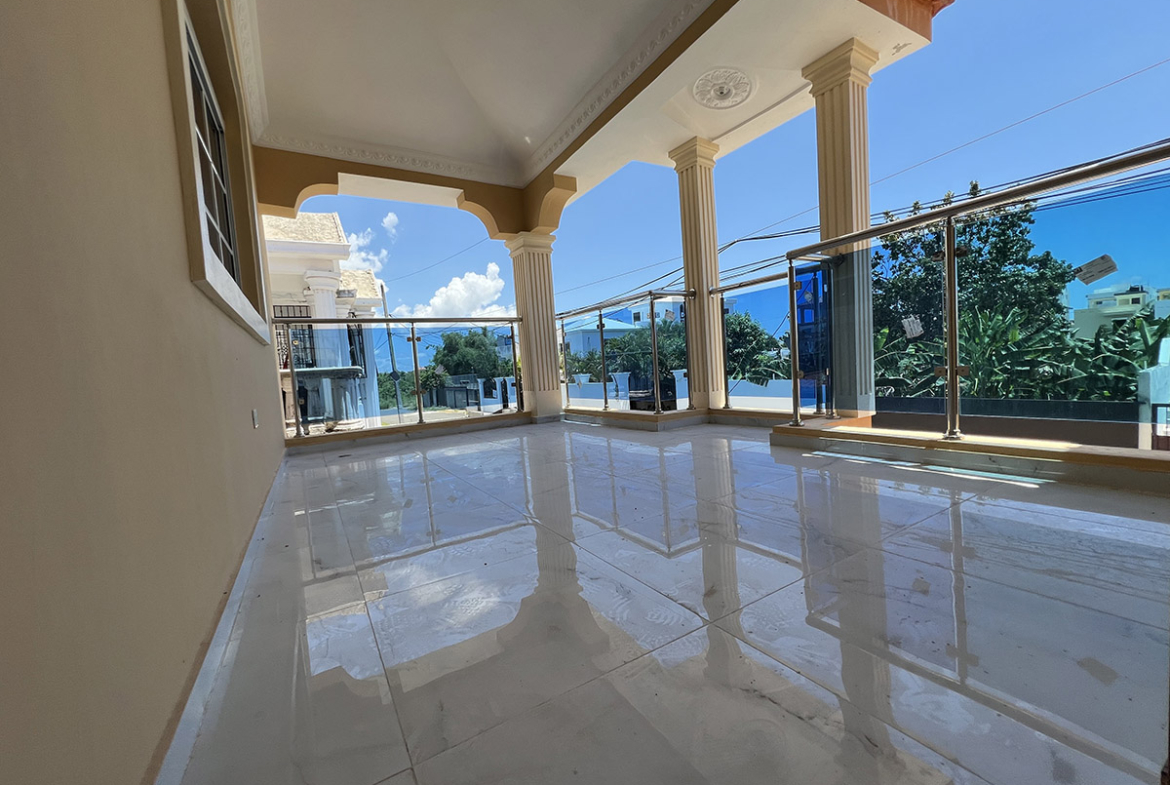Casa Nueva en Venta Con Estilo Clásico en Prado Oriental