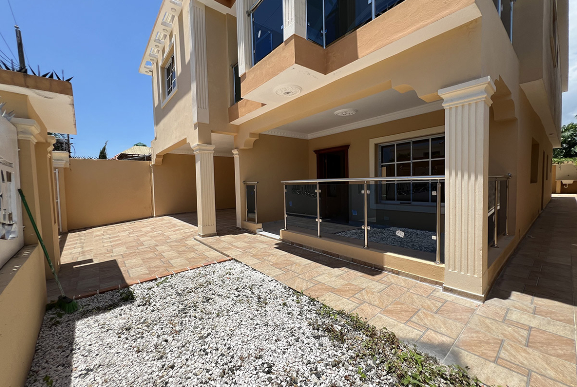 Casa Nueva en Venta Con Estilo Clásico en Prado Oriental