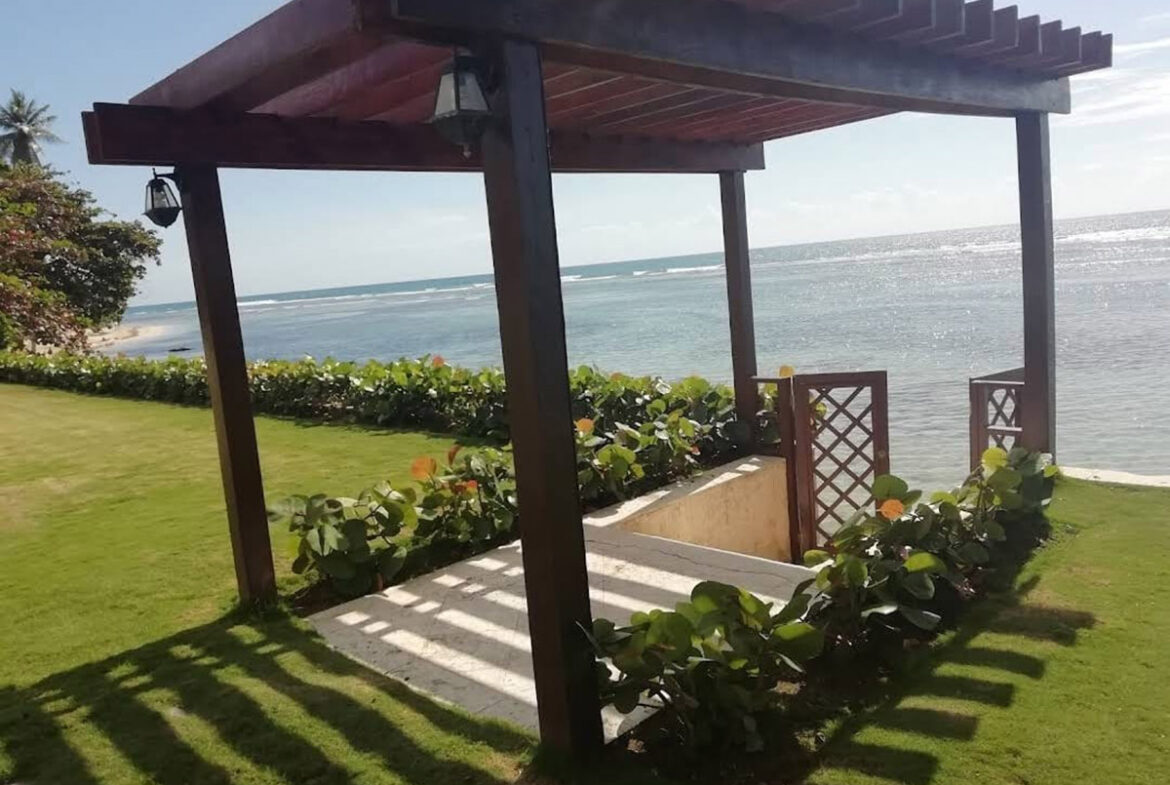 Apartamento en Primera Línea de Playa en Merechiaro Juan Dolio