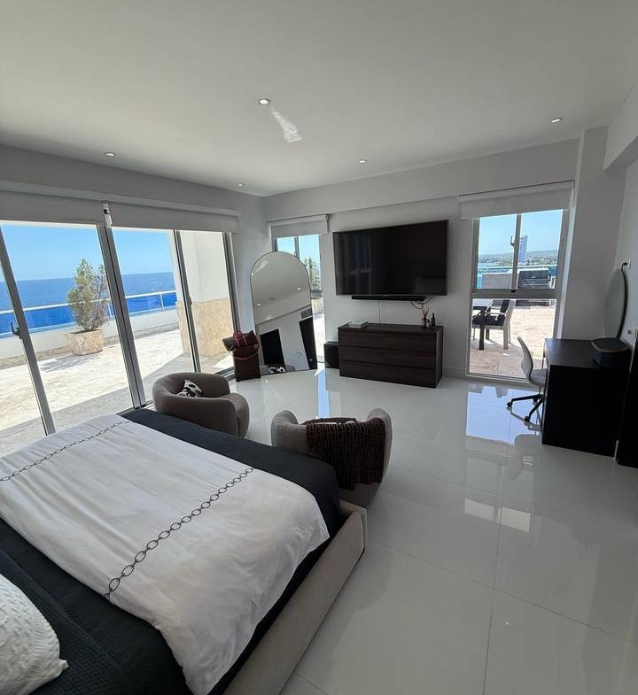 Penthouse Frente al Mar Piso 14 en Juan Dolió Las Olas