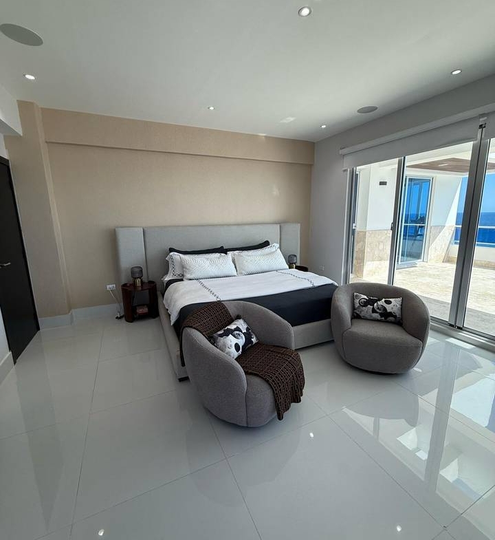 Penthouse Frente al Mar Piso 14 en Juan Dolió Las Olas
