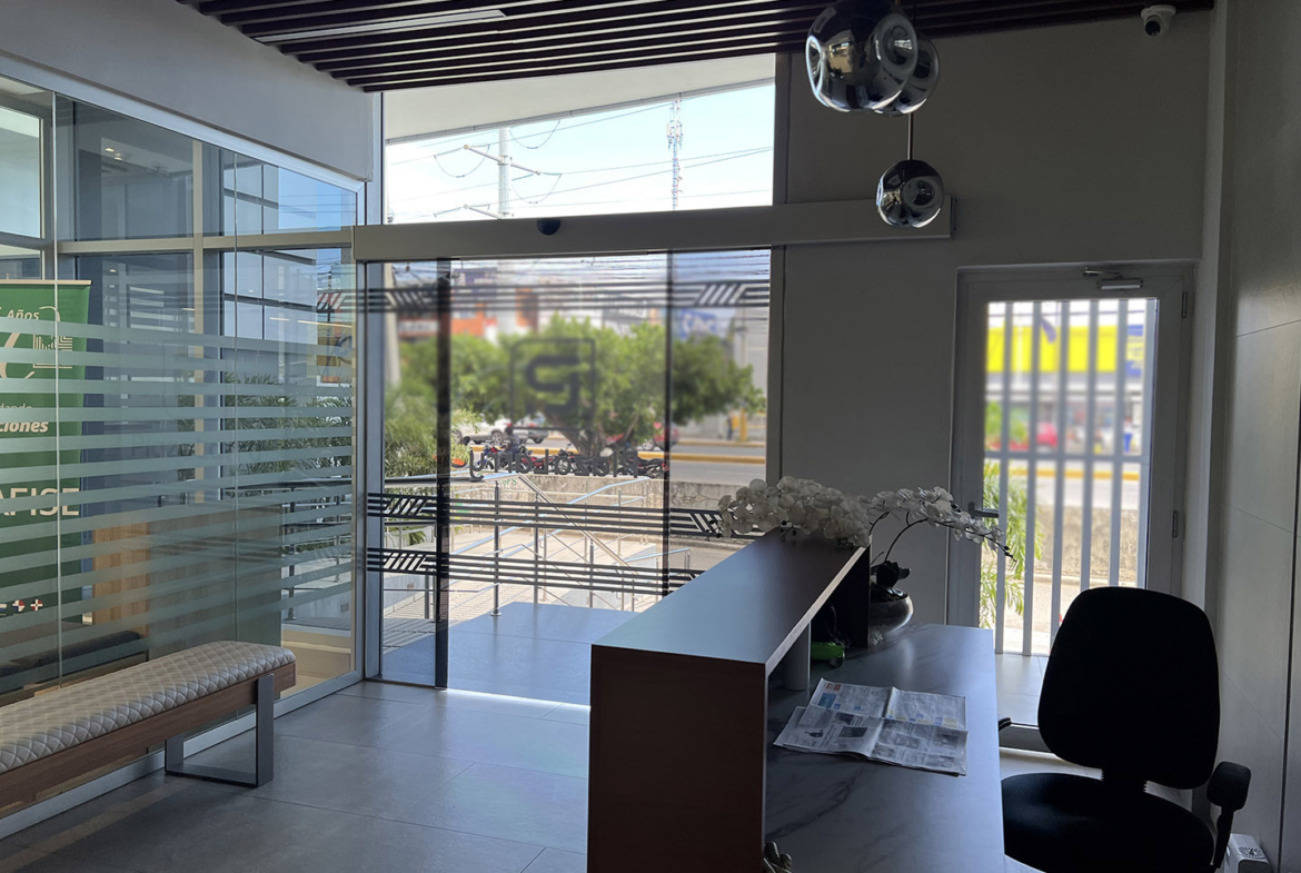 Locales Ejecutivos en Torre en la Autopista San Isidro