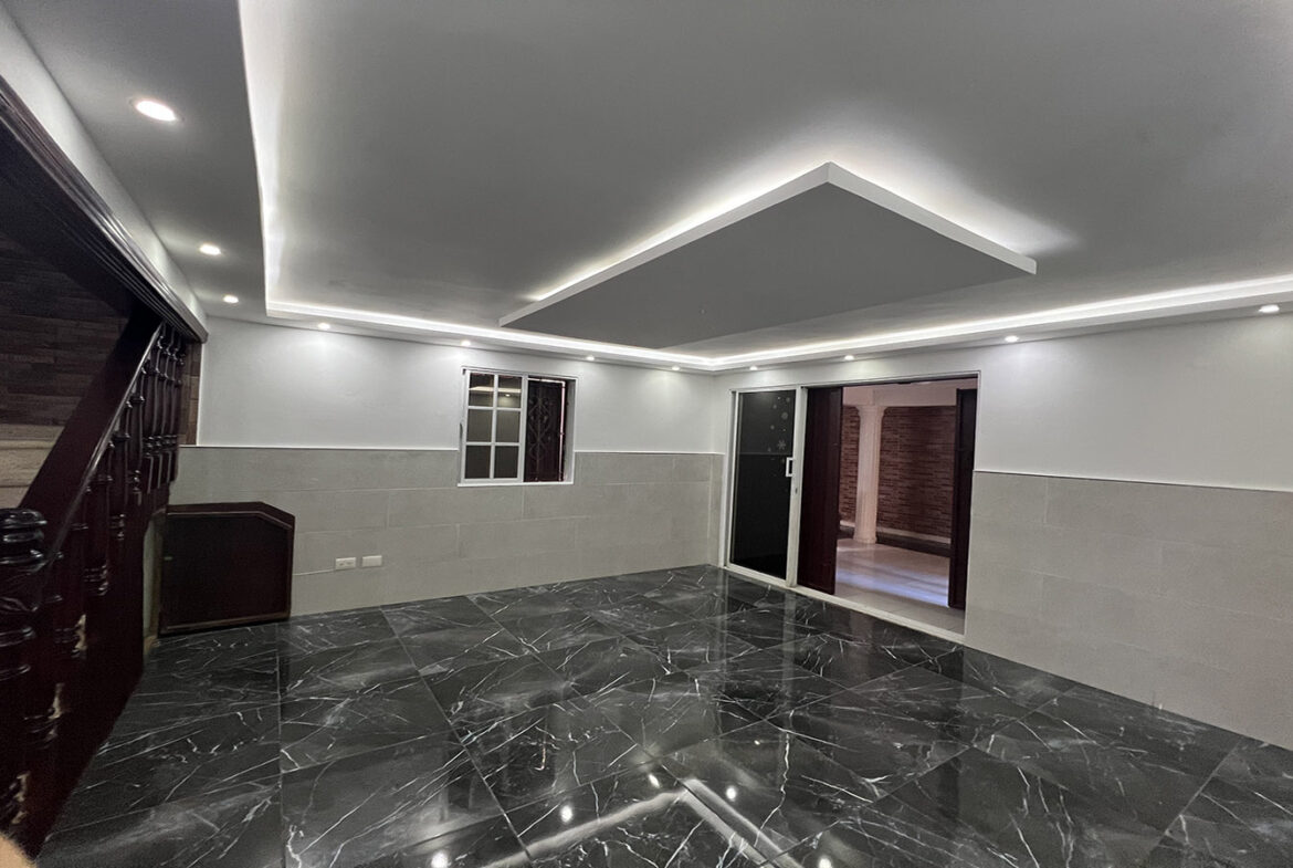 Casa Remodelada en La Urbanización Italia