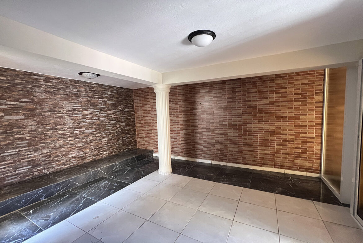 Casa Remodelada en La Urbanización Italia