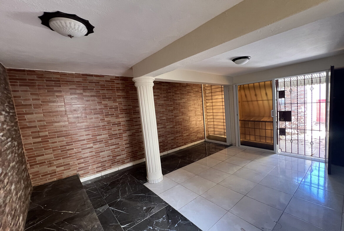 Casa Remodelada en La Urbanización Italia